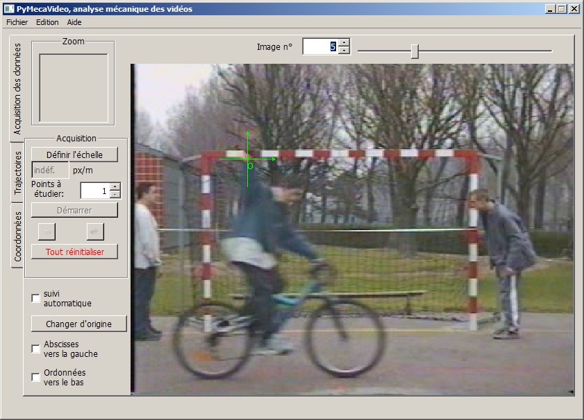 capture d'écran de PymécaVidéo montrant un cycliste qui lache une balle