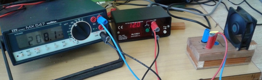 un amèremètre, un voltmètre intégré à l'alimentation, et le ventilateur sur son socle
